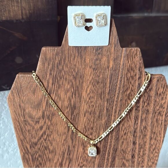 14K Gold Plated Elegant Gold Pendant Necklace and Earring Set - Picture 1 of 8